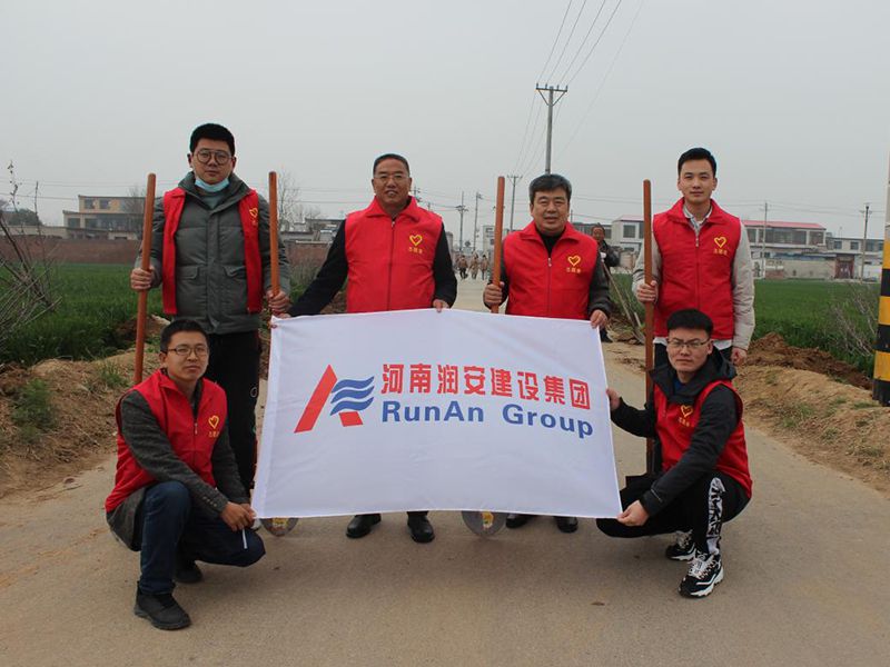2022年，潤(rùn)安集團(tuán)深入寶蓮寺鎮(zhèn)二十里鋪村，助力人居環(huán)境整治。